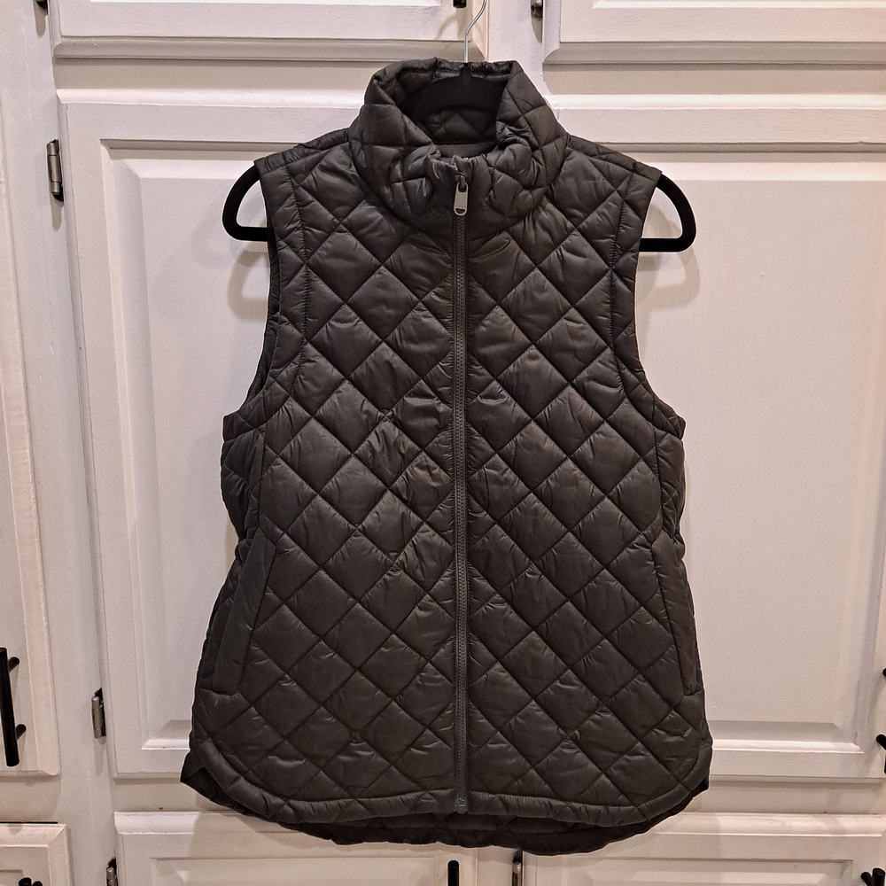 Athleta Whisper Featherless Quilted Puffer Vest in Peat Green